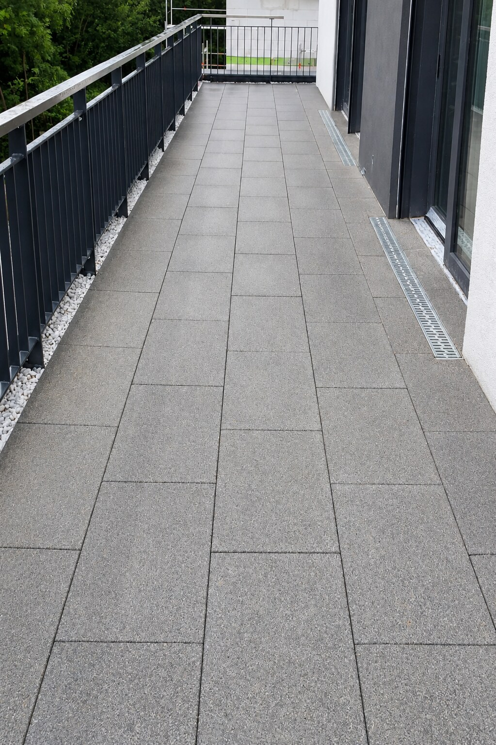 Geradlinig verlegter Plattenbelag auf einem Balkon